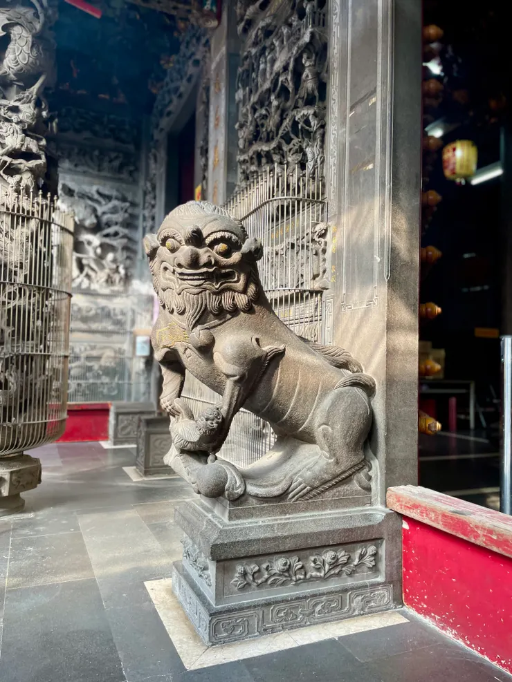 武聖殿前的石獅。廟前總有一對石獅,一公一母,如何分辨呢?通常公獅玩球、母獅護小獅,下次注意看看。