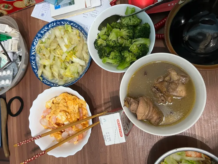 只喝完那碗雞湯。