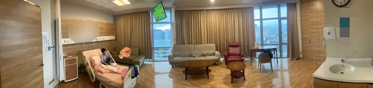 還好學校也有保險可以補貼單人房⋯⋯畢竟前幾夜隔壁床老伯伯要抽痰太可怕了