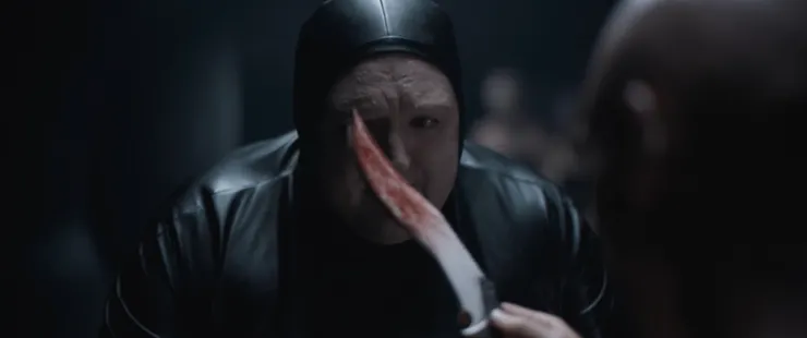 武器侍從害怕的不敢與菲得羅薩對上眼