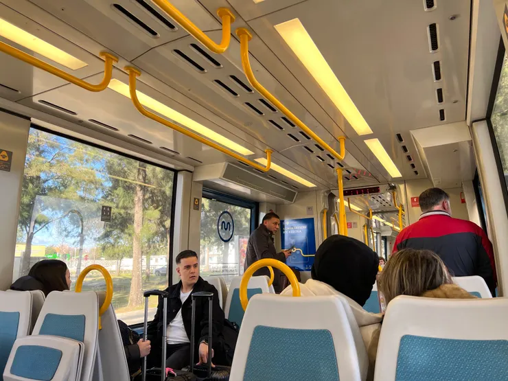 前往波多市區的地鐵上