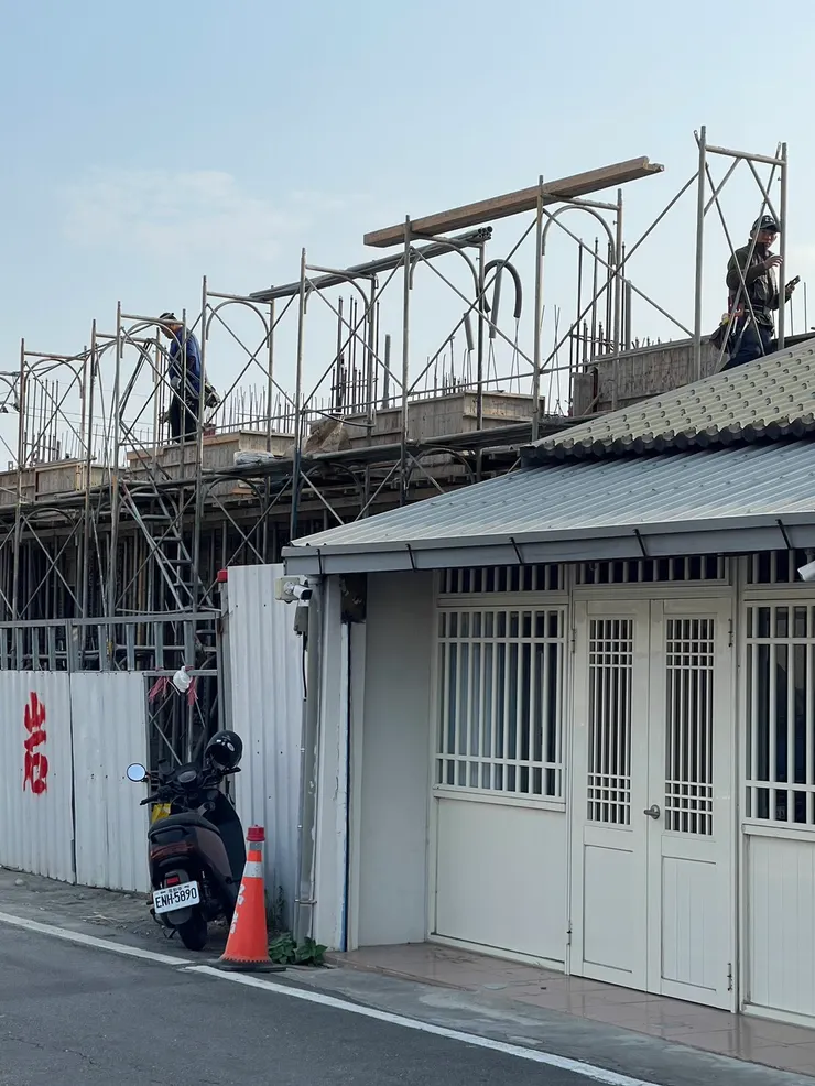 多棟的矮房子經由建商收購，又在大興土木興建新樓房。