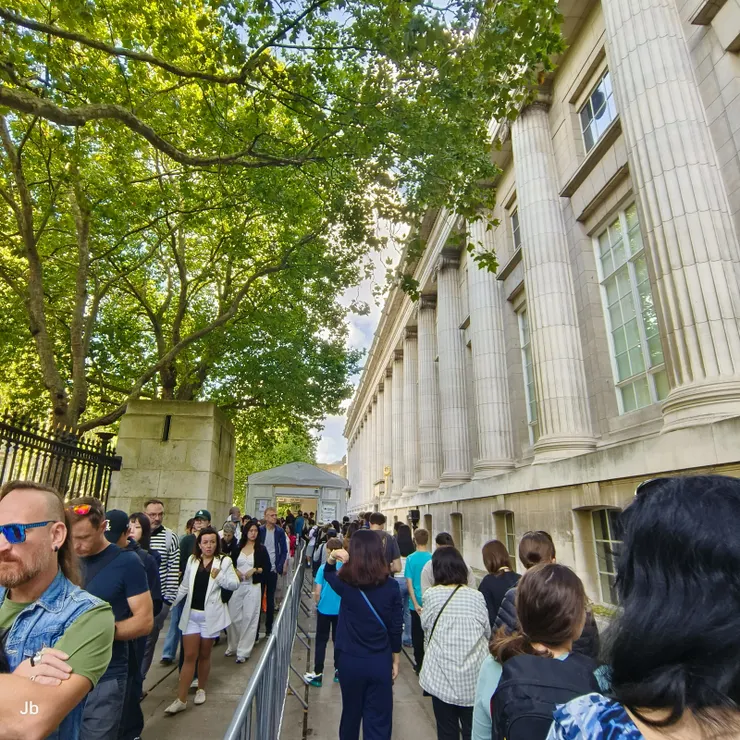 【星期天遊客多，又需安檢，隊伍排得頗長。】