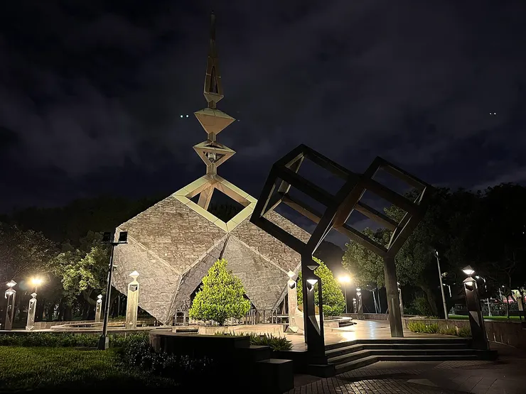 位於臺北二二八和平紀念公園內的紀念碑,是首座由中央政府設立的二二八紀念碑