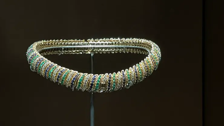 作品名為「諾曼第」，以黃K金、玫瑰金、祖母綠、藍寶石和鑽石製成，梵克雅寶典藏