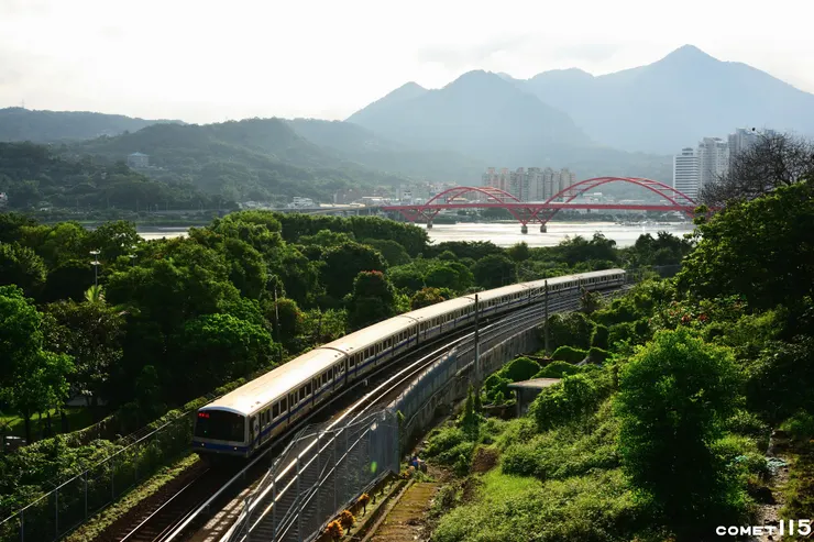 竹圍一帶鐵道幾乎沿著淡水河行駛