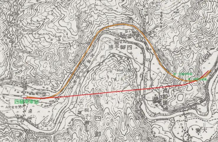 橘線是日本時代宜蘭線鐵道所走的路線，紅線則是1970年代截彎取直的路線(取自日治二萬五千分之一地形圖(1920s))