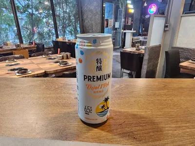 一罐啤酒一盒玫瑰塔，就像朋友一樣
