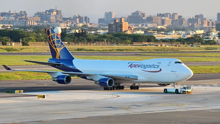 這是在桃機南側觀景台所看到的夕陽和飛機!那是美國亞特拉斯航空的波音B747-400巨無霸貨機!