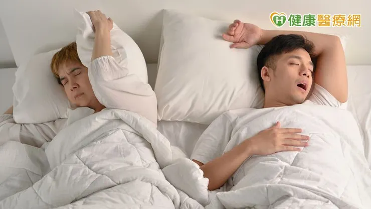 扁桃腺肥大可能引起打呼與睡眠呼吸中止症，間接影響到生活與夜間睡眠品質。