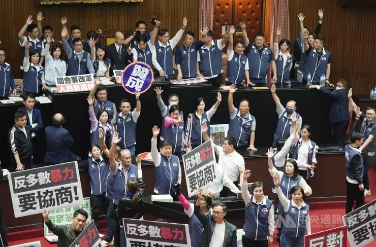 藍綠惡鬥？明明是藍白惡搞國會