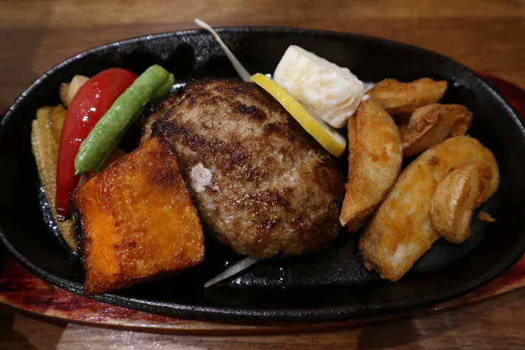 請蒜味奶油退開讓漢堡排現身