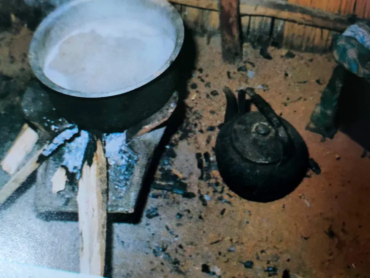 每日僅兩餐,以鹽巴辣椒拌雜糧。