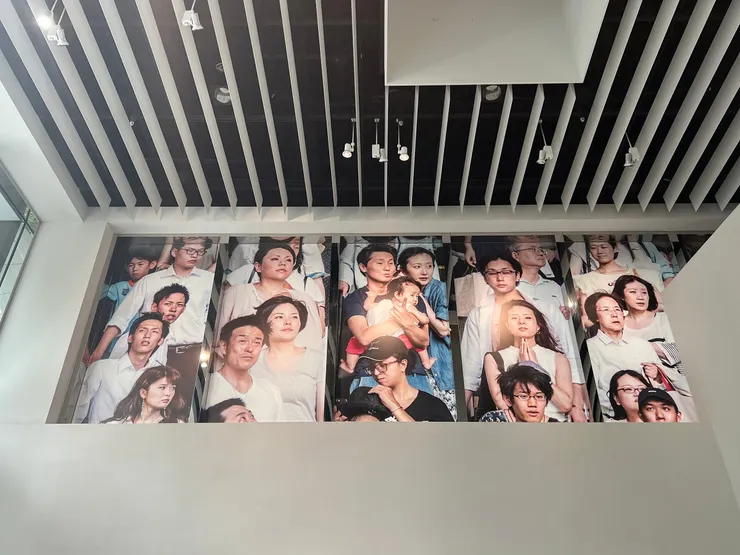 展覽一樓大廳，奧利維耶．克里斯蒂納特，〈形態II〉，2016。本文作者攝。