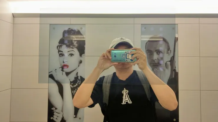 洗手台的鏡子上還有小螢幕播放預告