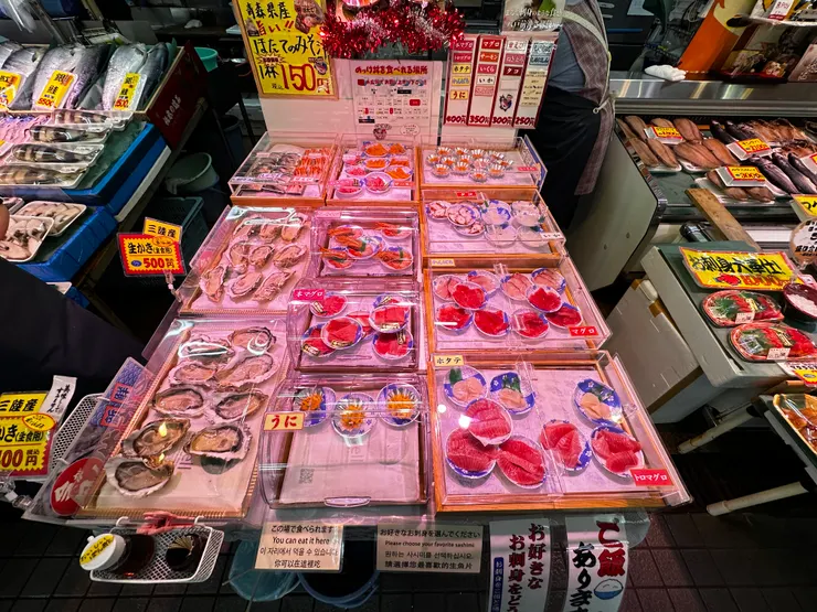 肚子還有空位的話,可以現場買魚生刺身飯,有已經拼好的,亦有可以自己逐項配料買來添加