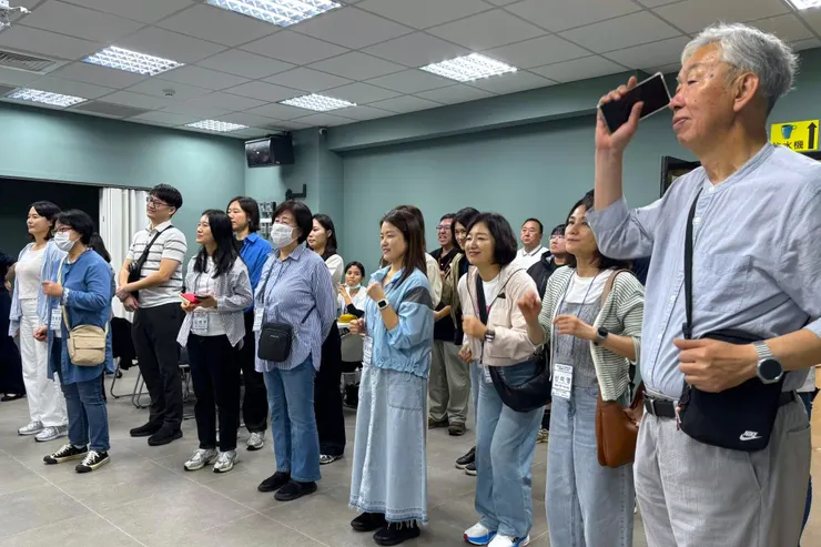 （圖說：當長輩們隨著音樂節奏舞動時，現場氣氛熱絡，韓國貴賓也被感染，紛紛加入舞步，共享歡樂時光。）