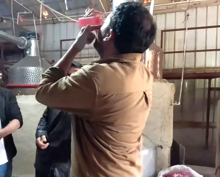 土耳其伊斯帕爾塔 玫瑰工廠講解員直接拿玫瑰水洗眼睛