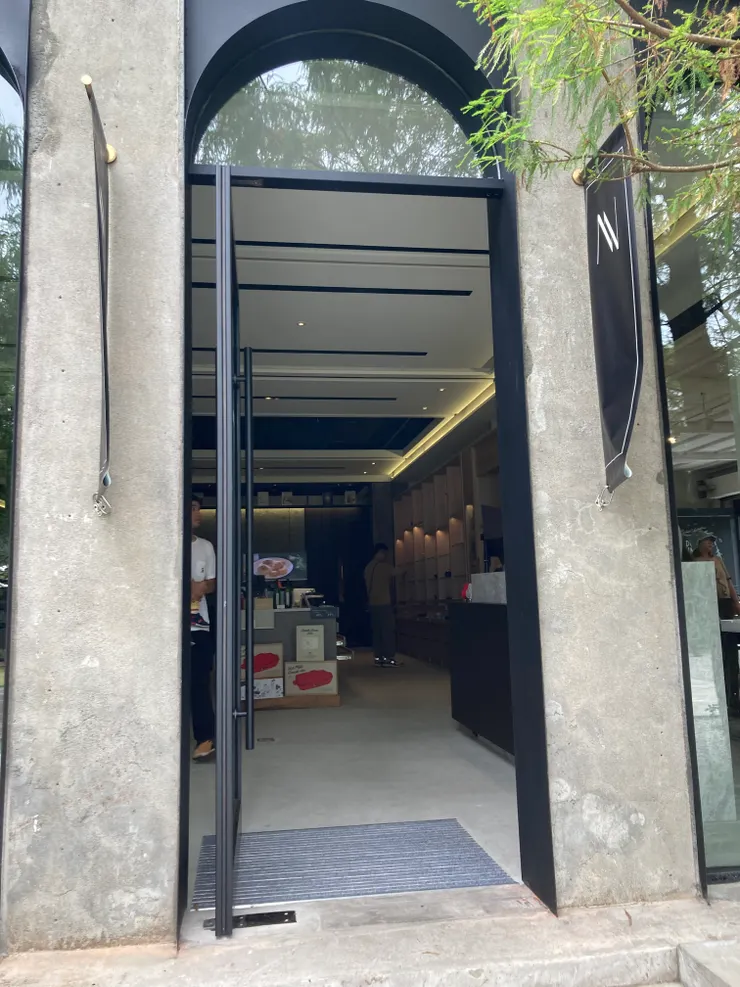 高聳的鐵灰色外牆