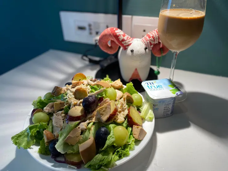 這一盤就是從小七沙拉盒倒出來的，很有誠意的份量