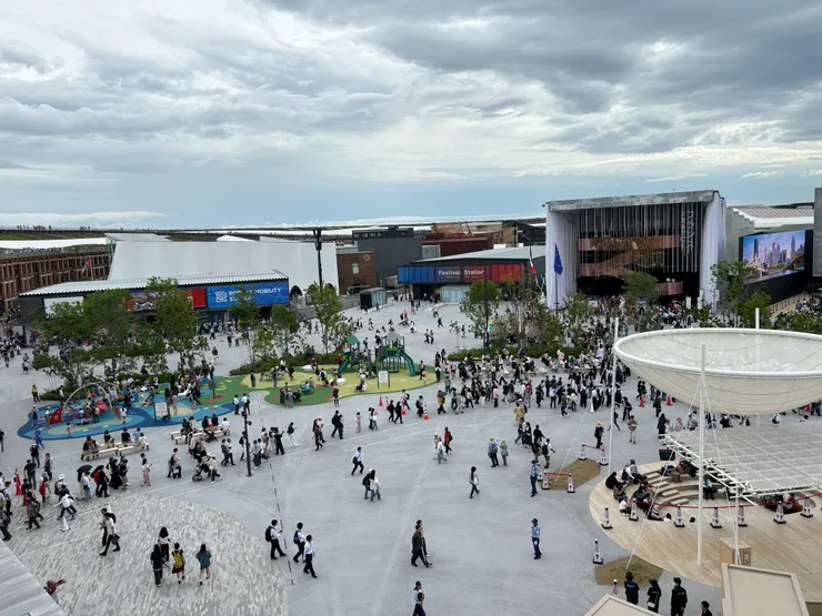 從大屋根上俯視展場