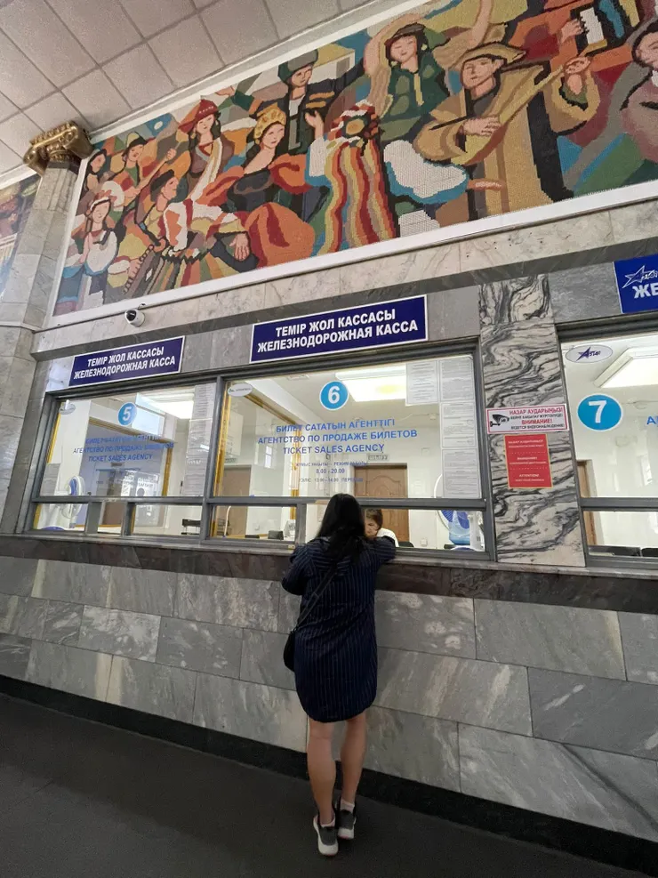 在車站裡買火車票