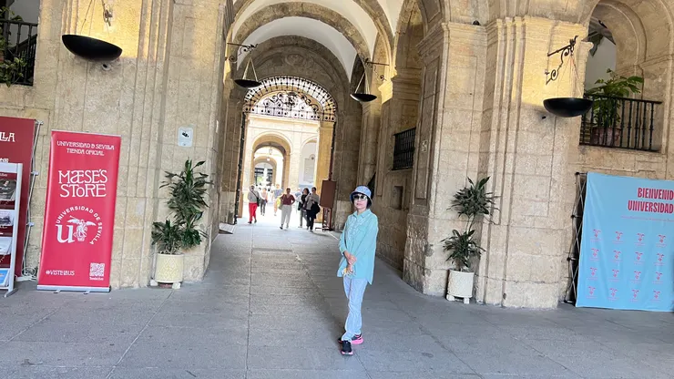 往回看剛剛走進來經過的長廊