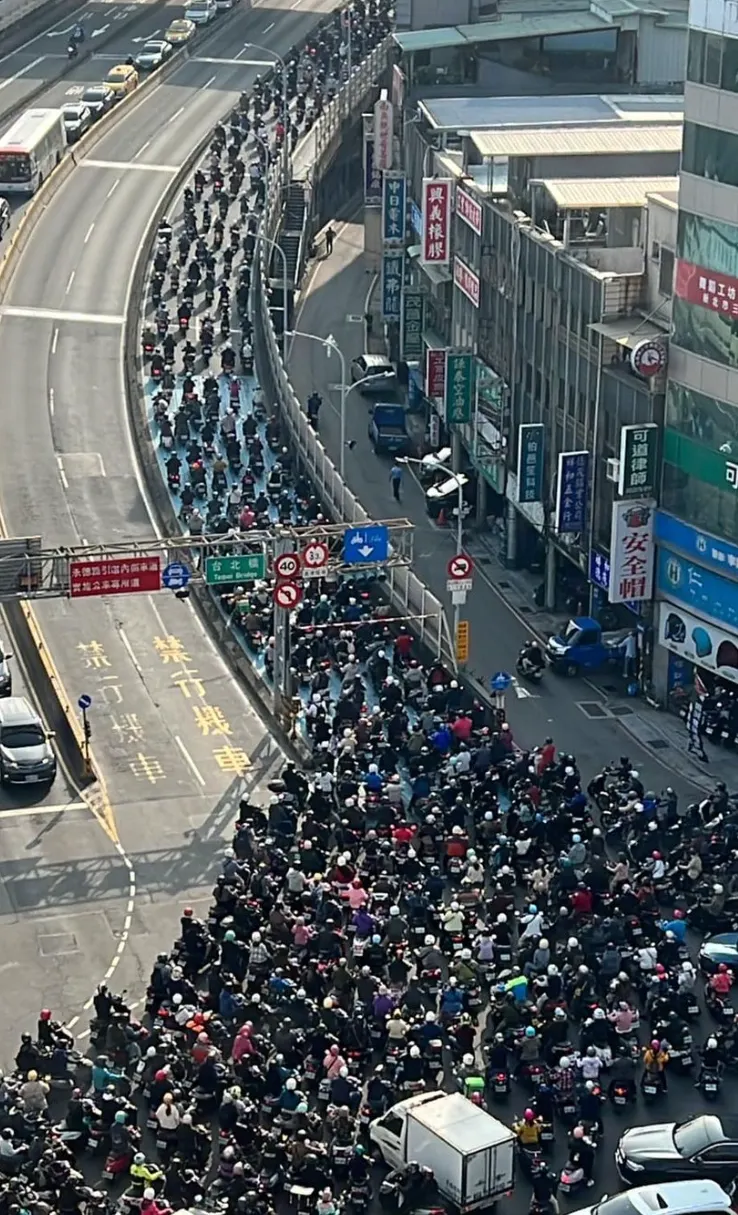 大禾邸家-車種分流制度(台北橋「機車道」塞爆，「禁行機車道」卻空空如也)圖／翻攝自PTT