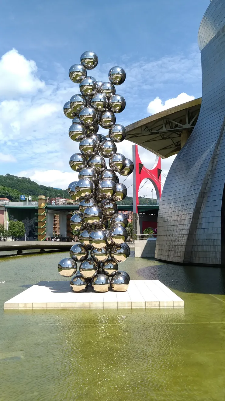 美術館周邊能看到不少藝術作品