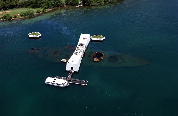 美國亞利桑那號戰艦紀念館的鳥瞰圖，顯示了沉船和艦上掩體的漏油