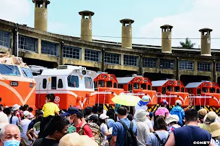 不少人攜家帶眷來看火車