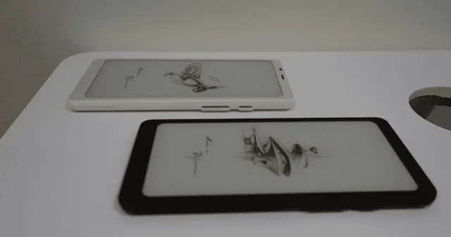 黑白主機側邊外觀近照