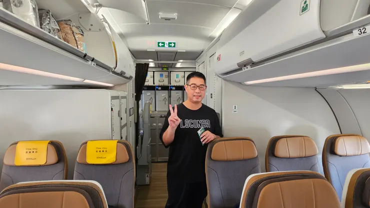 照片左邊黃色枕巾的是空服員座位!