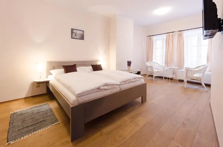 房間內只拍了影片，借用訂房往上的照片，室內燈光實際比較暗一點，可能因為去的時間是冬天的關係