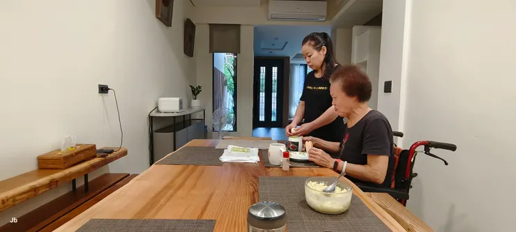 歡迎俐落看護阿惠暫時來共起居