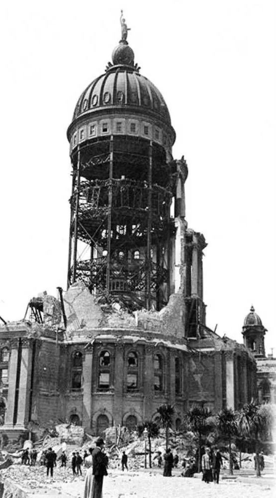 內部鋼構骨架因外牆破壞而裸露。網路圖片