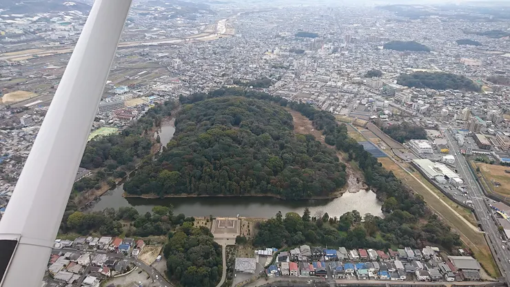 日本第二大的前方後圓墳「譽田御廟山古墳」相傳是應神天皇的陵墓。