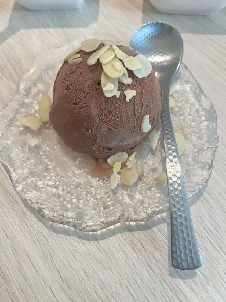 手工巧克力冰淇淋，融化速度很快