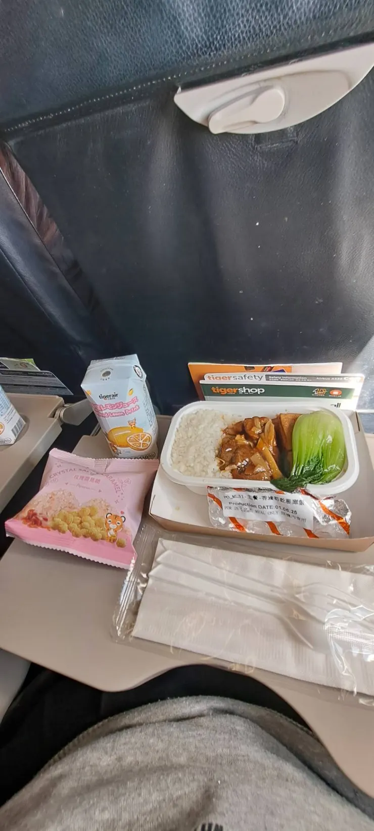 桃園飛日本的台灣虎航飛機餐是筍絲腿庫飯!我最愛這種台灣古早味了!