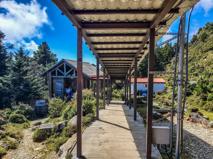 往厠所的走道有屋簷，下雨也不怕，好讚！