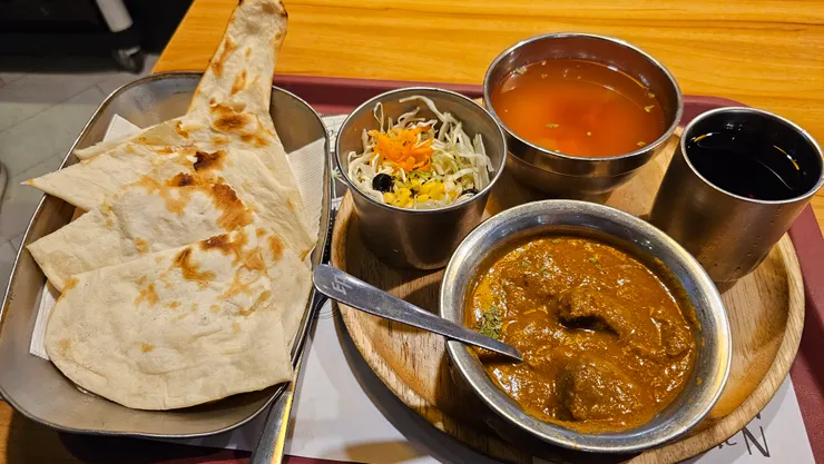 這是我在中壢大江購物中心美食街吃的印度料理套餐!這樣要320元有點貴但是真的很道地美味!