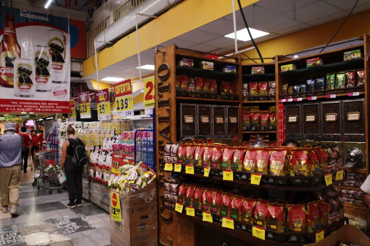 超市內的咖啡豆攤位，相當專業、用產區分類。