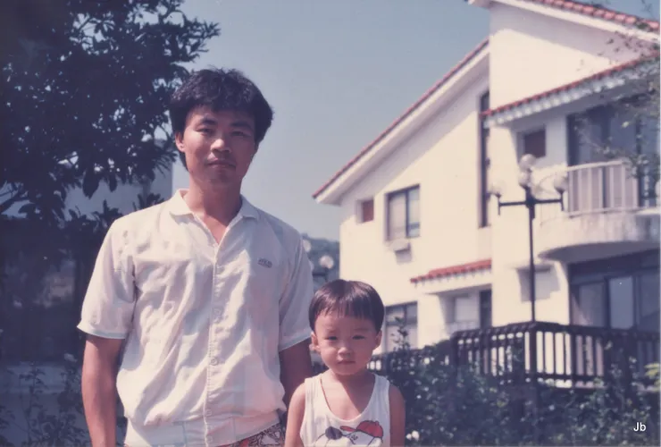 1988年10月我們去大台北華城找啟栢玩 ，為他與俊宏留影。