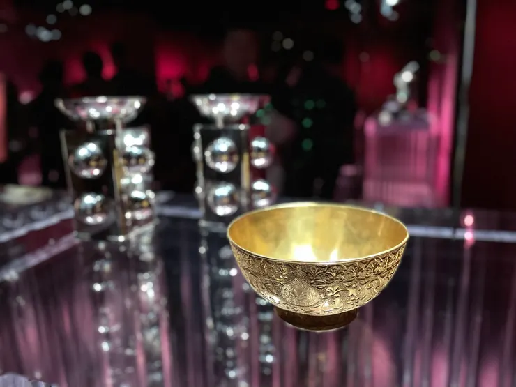 乾隆御用款金碗，故宮收藏。 我看到這個金碗，忍不住湊近去看，碗上面有沒有康熙賜與韋小寶的字樣哈哈哈