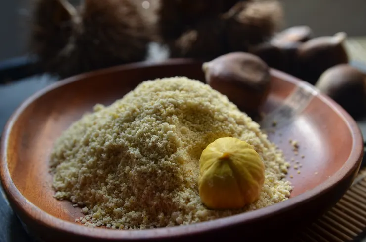 八-九百年前的宋代就時興在重陽節吃栗糕。栗糕的做法，須將風乾的栗子磨成栗粉再來和糯米粉做糕。