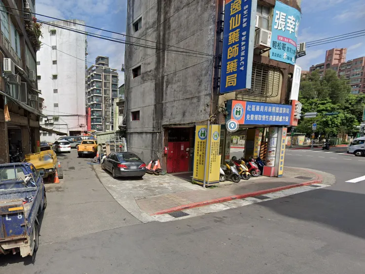 溪水越過興隆路二段220巷排水道維修孔，接著流進大樓之間的後巷，斜行通往興隆路二段