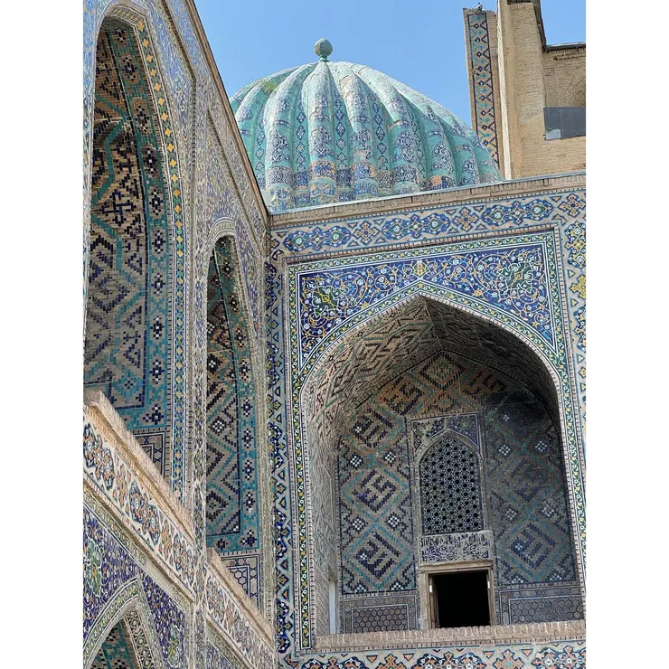 雷吉斯坦廣場的神學院一隅