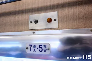 座位上方的服務鈴是旅客通知服務員協助的設備