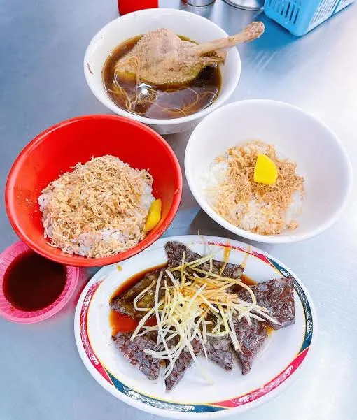 美味的雞肉絲飯+米血（圖片截圖於網路）