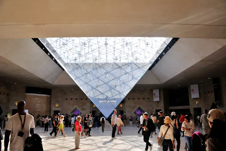 【收藏龐大時不我予且觀眾生百態 館前廳倒金字塔下徘徊頗不甘心】